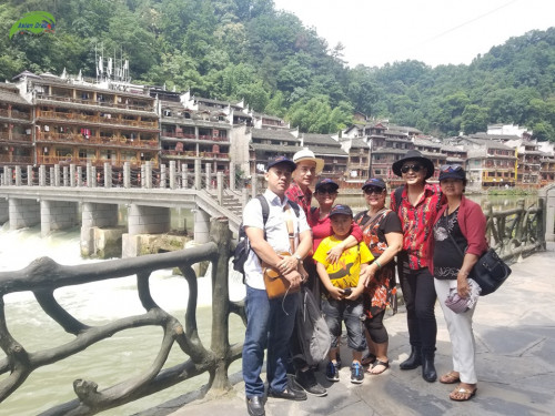 Hình kỷ niệm đoàn du lịch Phượng Hoàng cổ trấn Trương Gia Giới khởi hành ngày 23-6-2019